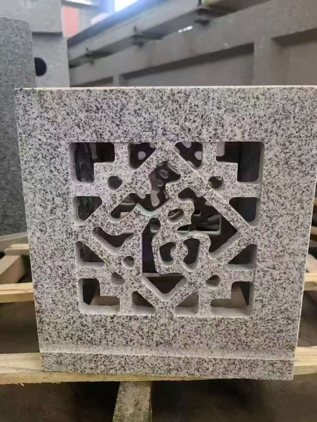 衡阳 芝麻白花岗岩镂空雕花灯笼